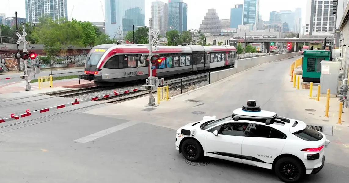 Robotaxi Waymo dalam Masalah? NTSB Investigasi Insiden Bus Sekolah